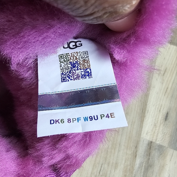 NEW Ugg Mini's - Picture 4 of 6